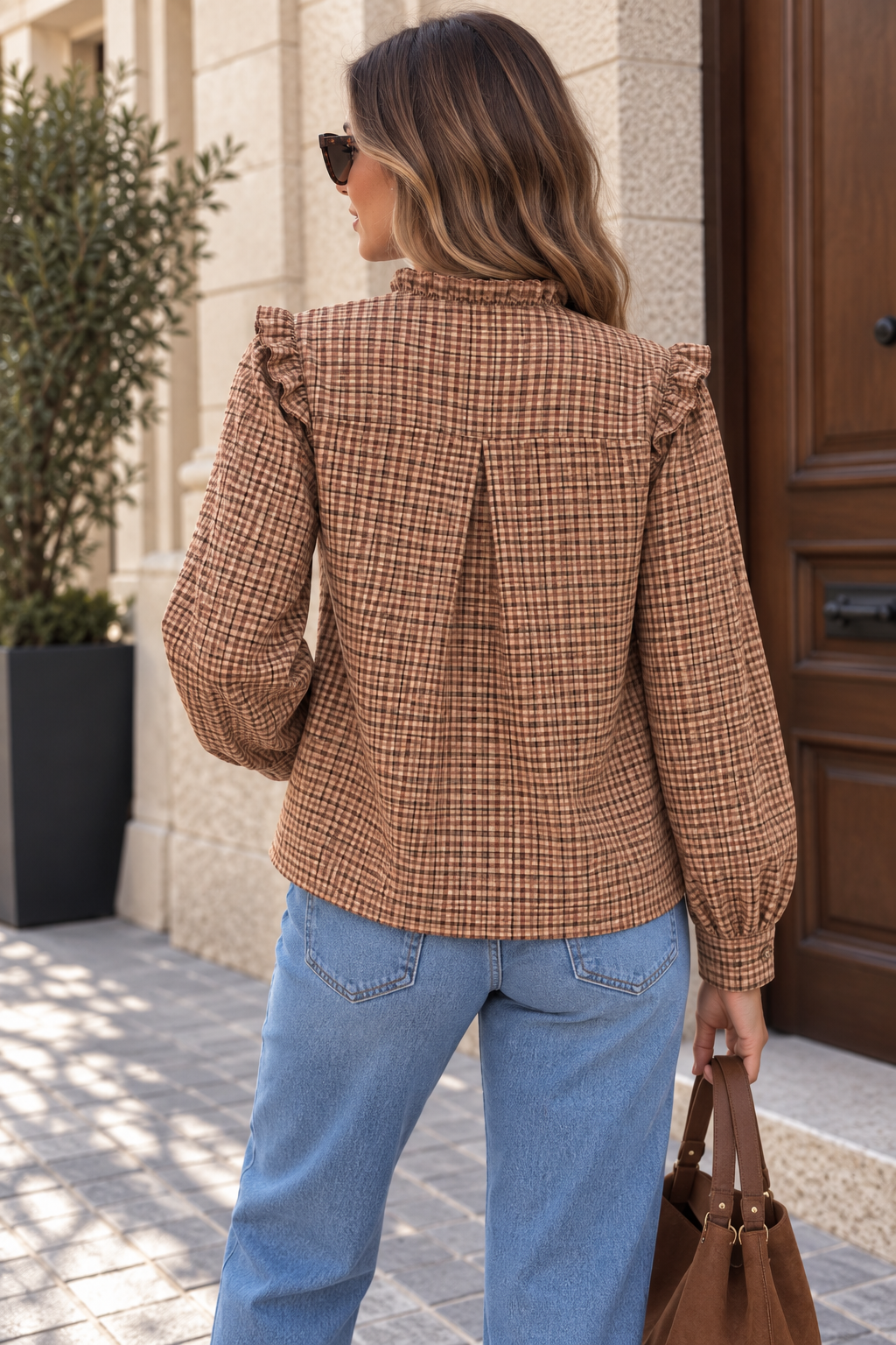 BLUSA ESTAMPADA DE CUADROS CON VOLANTES