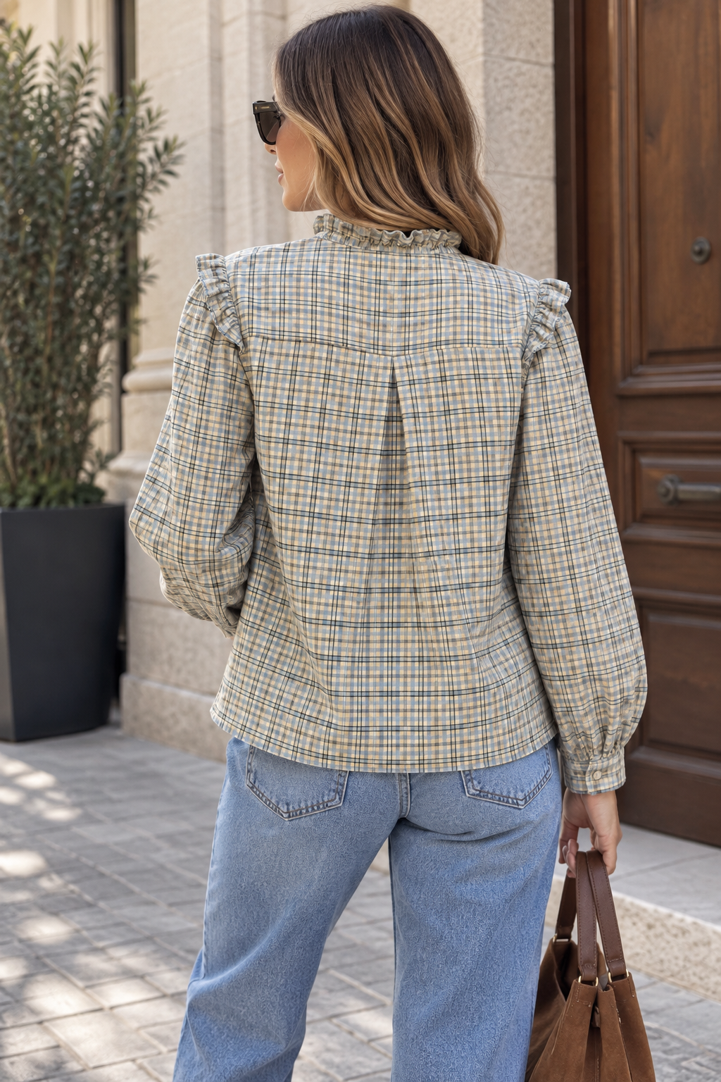BLUSA ESTAMPADA DE CUADROS CON VOLANTES