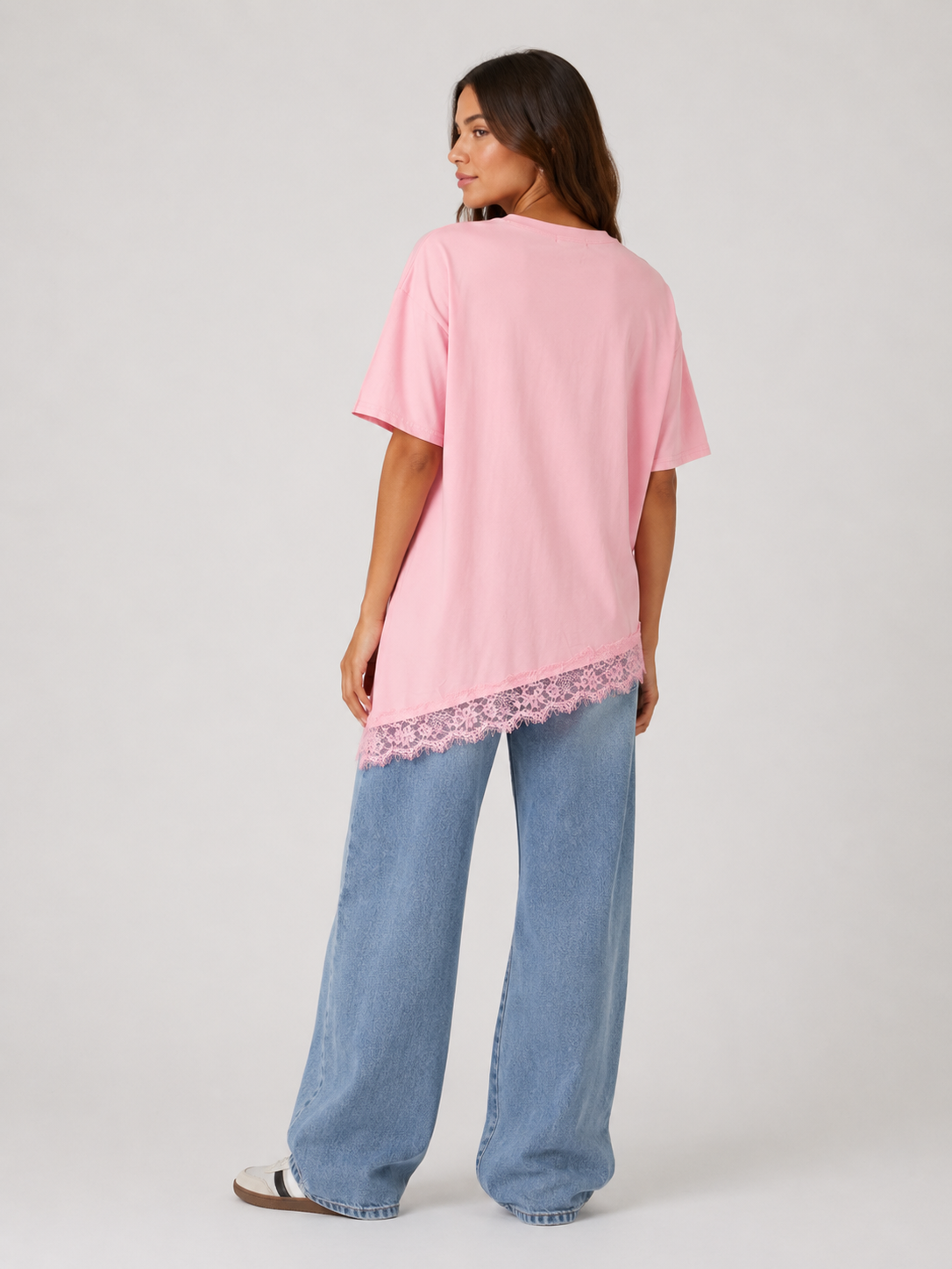 CAMISETA BASICA OVERSIZE ASIMETRICA CON ENCAJE