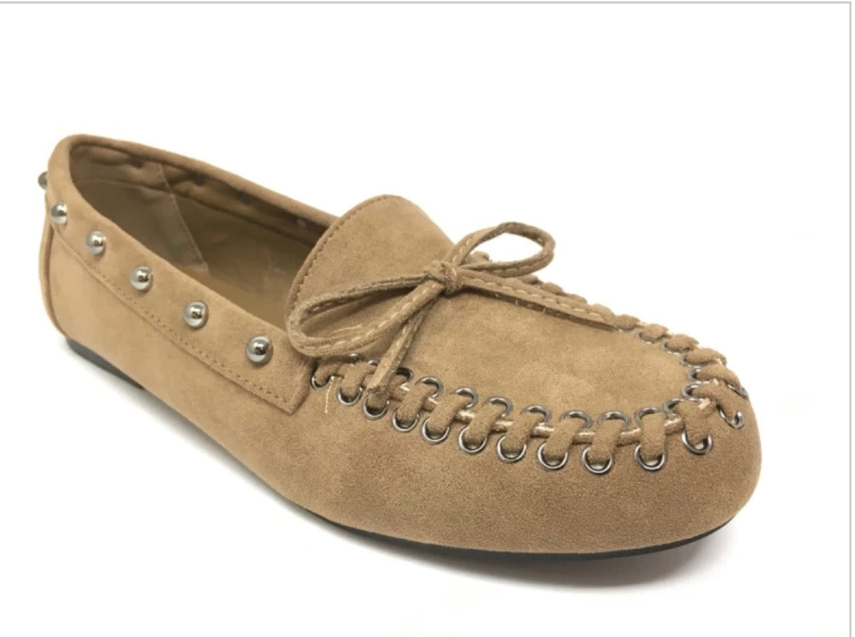 MOCASINES CON TACHAS TAUPE