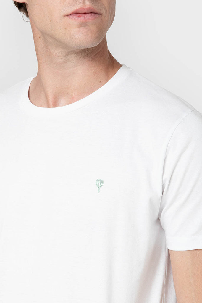 CAMISETA BÁSICA BLANCA CON GLOBO VERDE