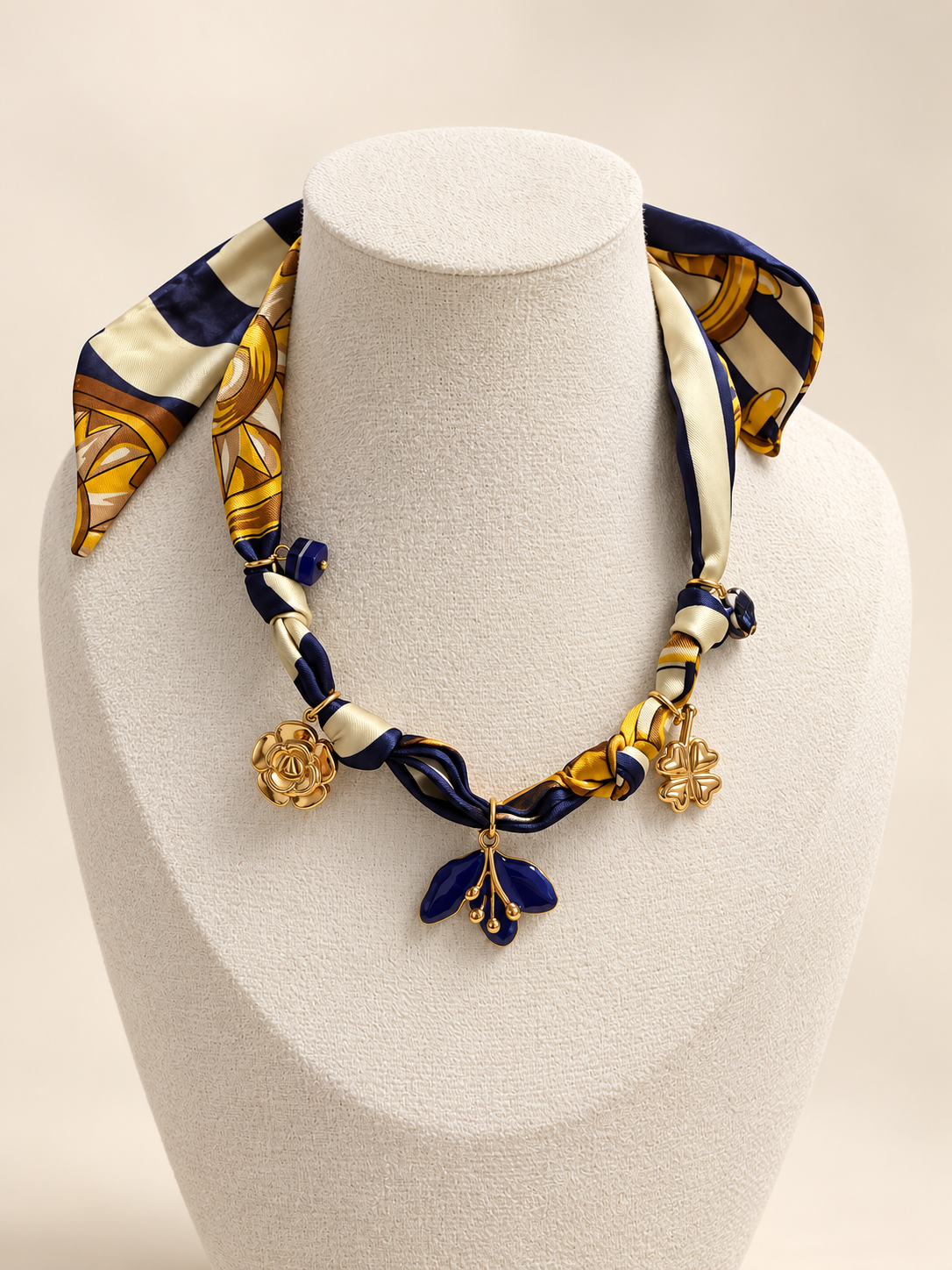 COLLAR TIPO PAÑUELO