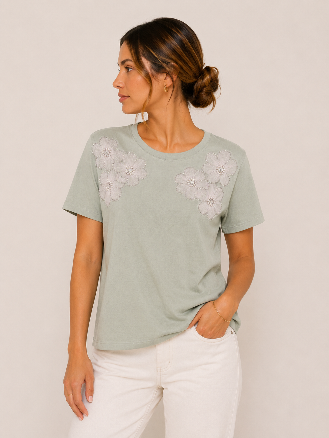 CAMISETA BASICA CON BORDADOS