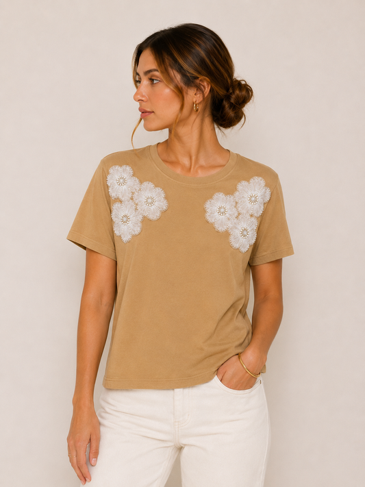 CAMISETA BASICA CON BORDADOS