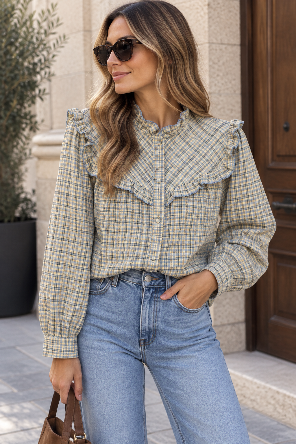 BLUSA ESTAMPADA DE CUADROS CON VOLANTES