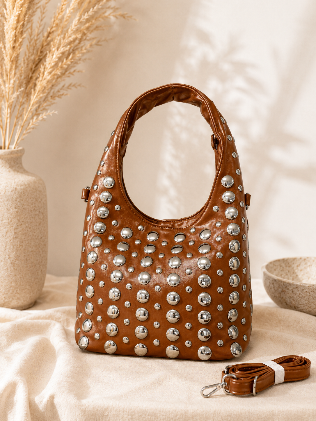 BOLSO CON TACHAS MARRÓN