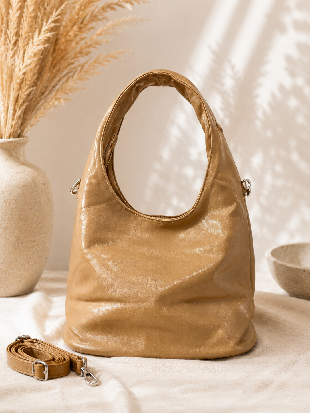 BOLSO CON TACHAS TAUPE