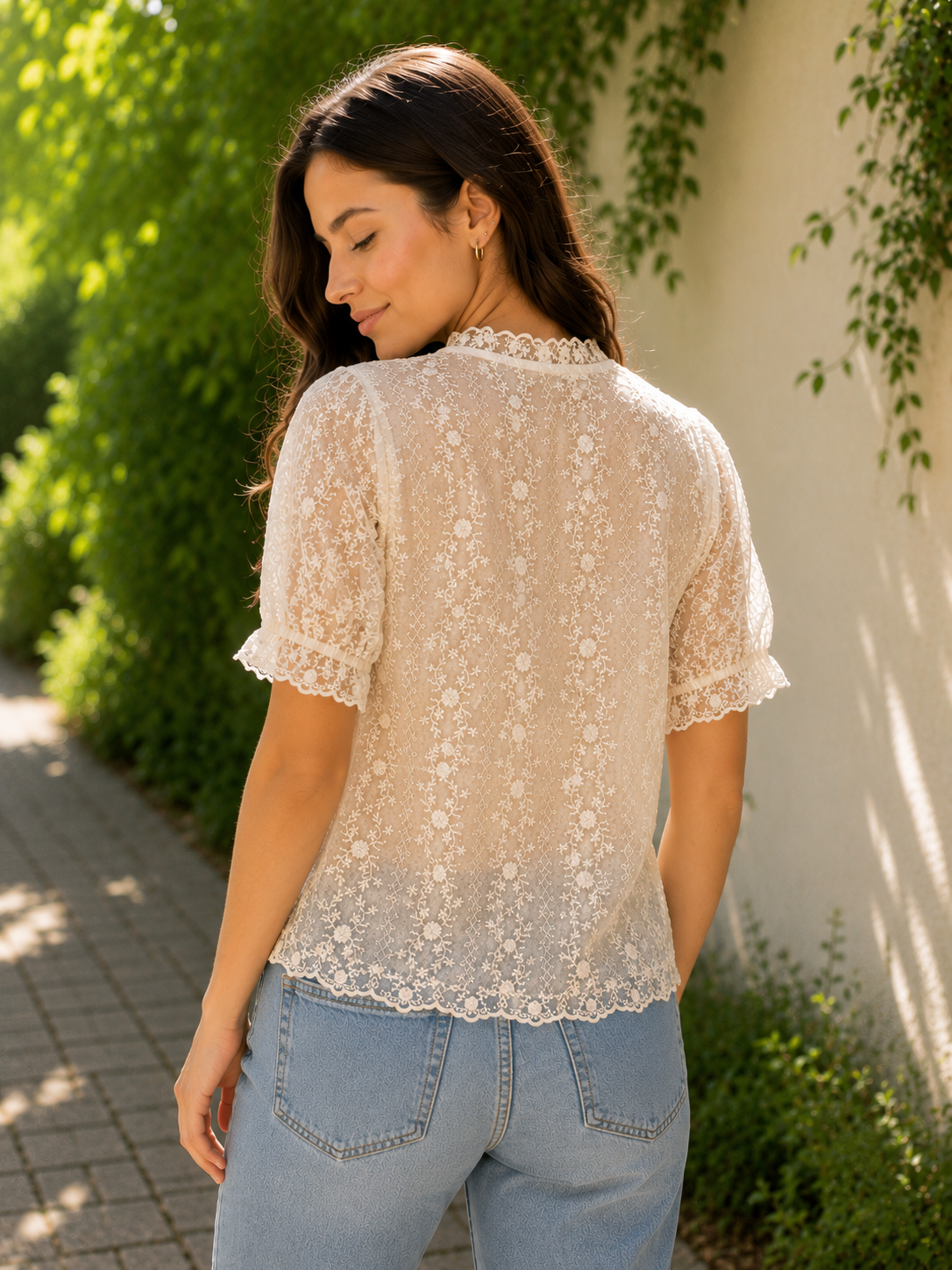 BLUSA CON ENCAJE EN TONO BEIGE