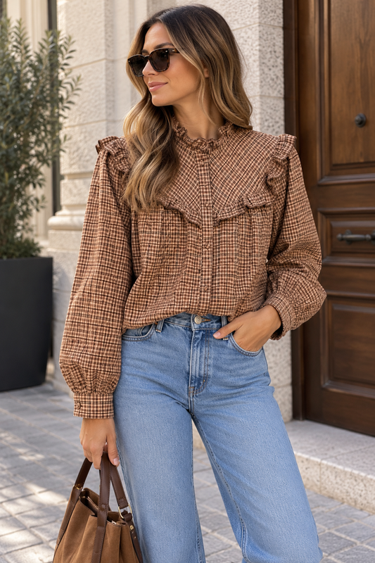 BLUSA ESTAMPADA DE CUADROS CON VOLANTES