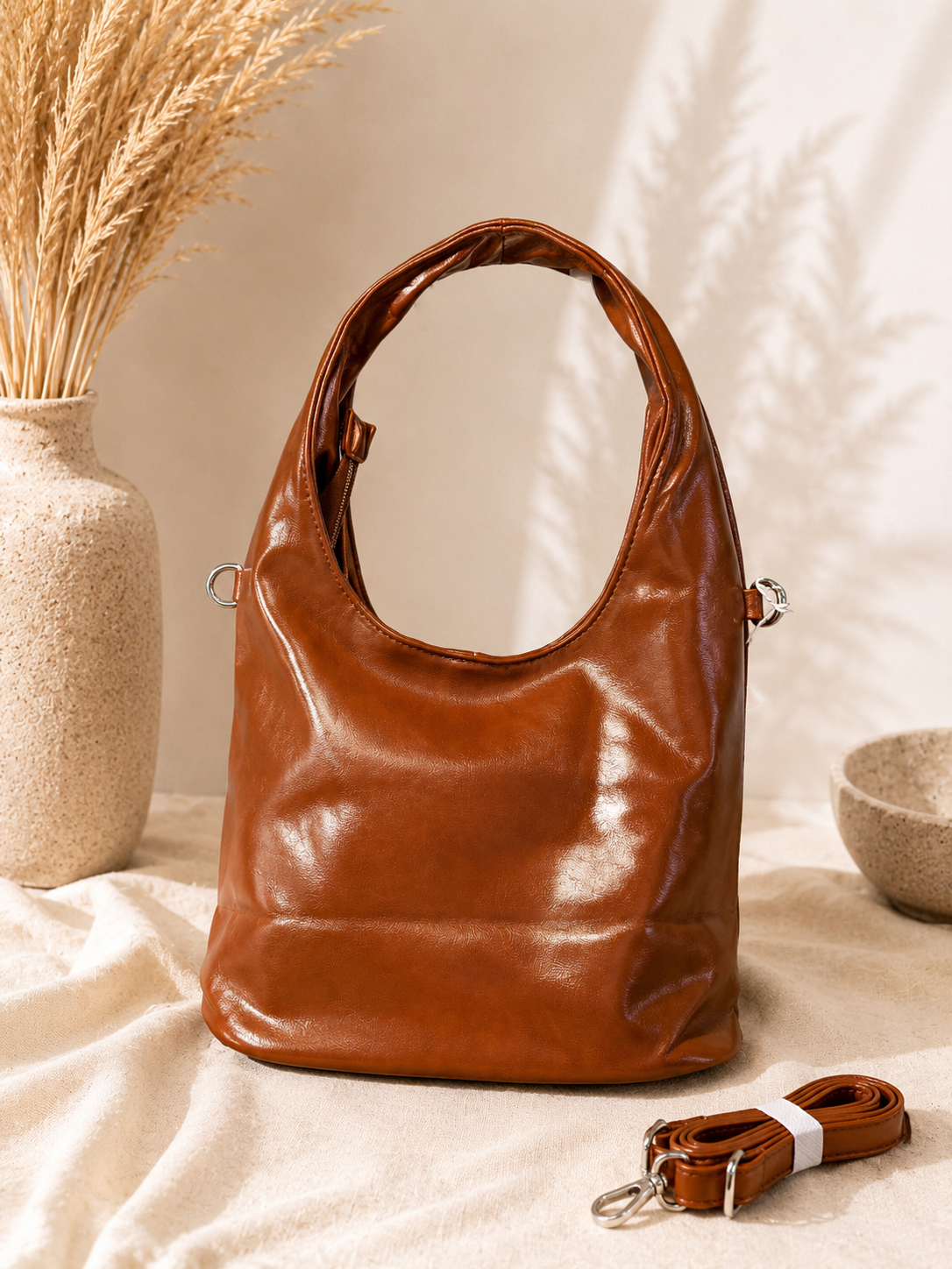 BOLSO CON TACHAS MARRÓN