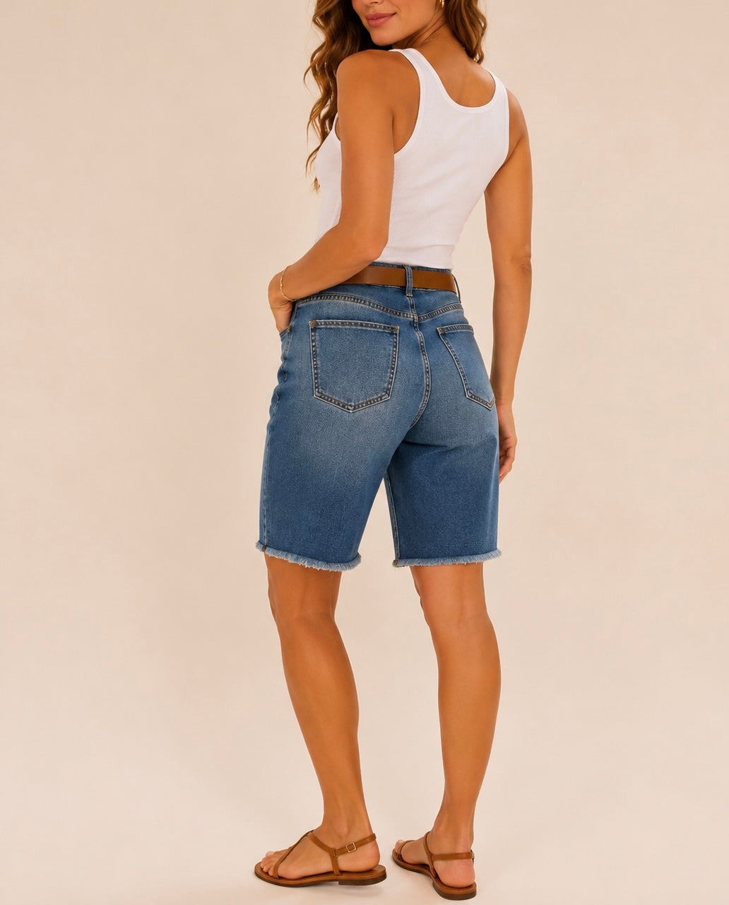 BERMUDA JEANS CON CINTURÓN