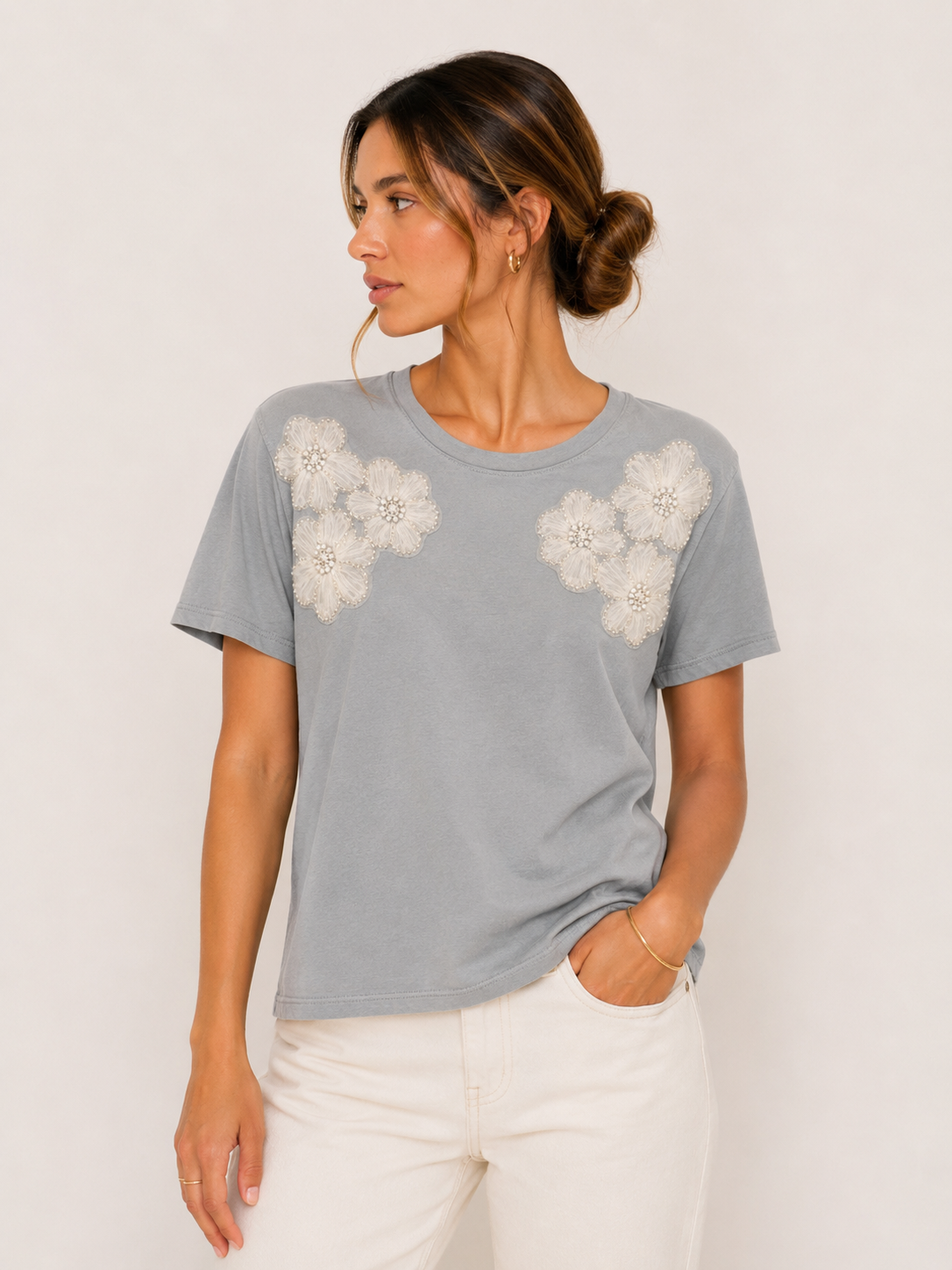CAMISETA BASICA CON BORDADOS