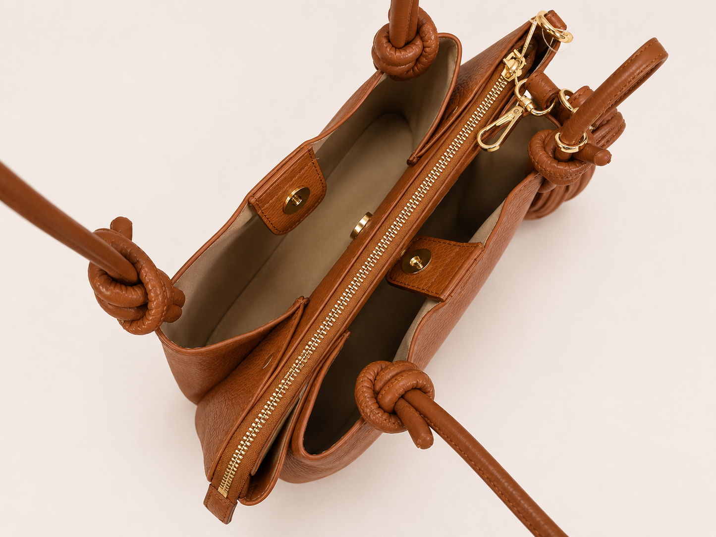 BOLSO EN TONO MARRÓN