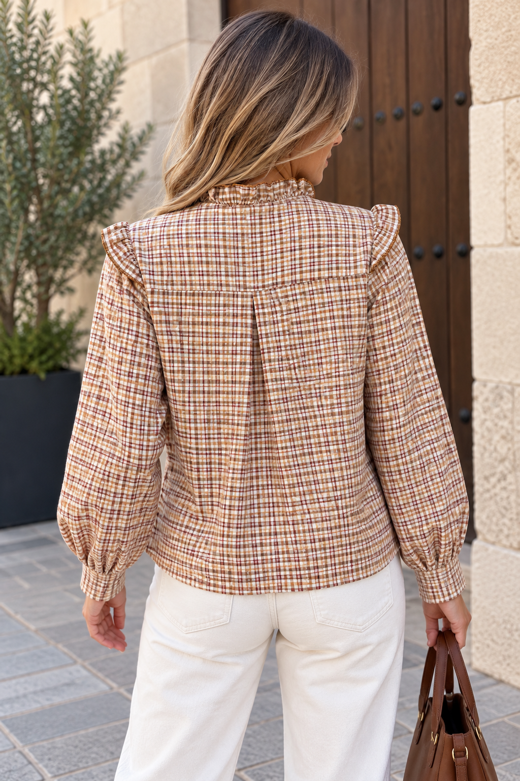 BLUSA ESTAMPADA DE CUADROS CON VOLANTES