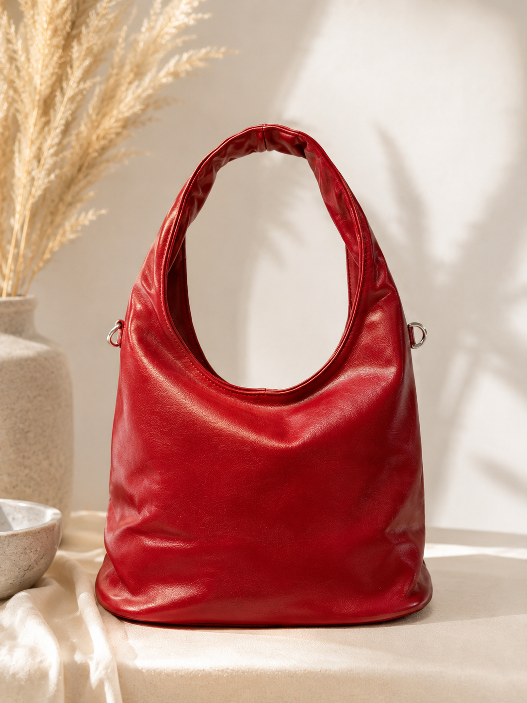 BOLSO CON TACHAS ROJO