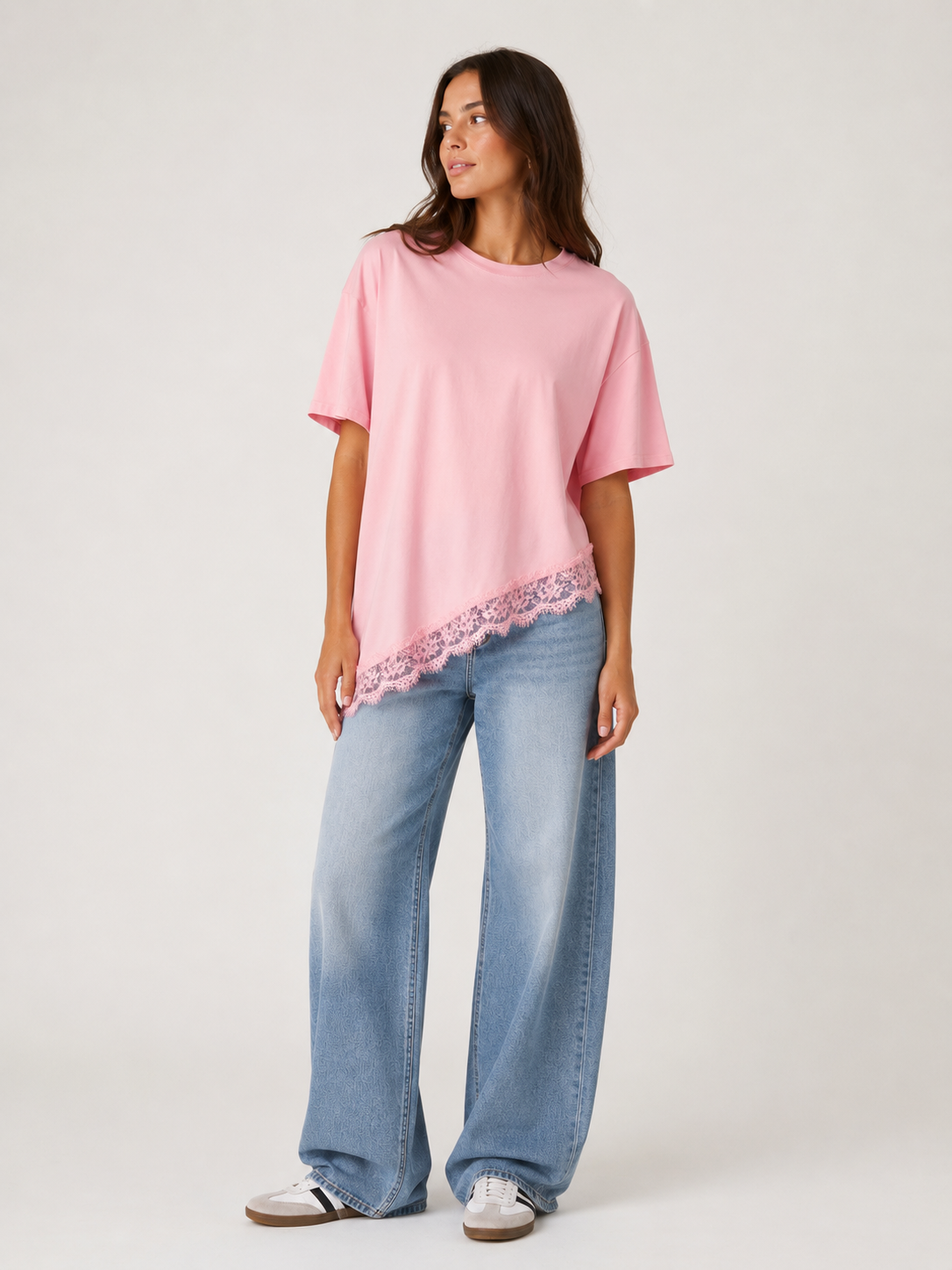 CAMISETA BASICA OVERSIZE ASIMETRICA CON ENCAJE
