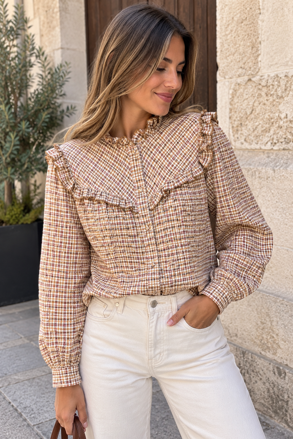 BLUSA ESTAMPADA DE CUADROS CON VOLANTES