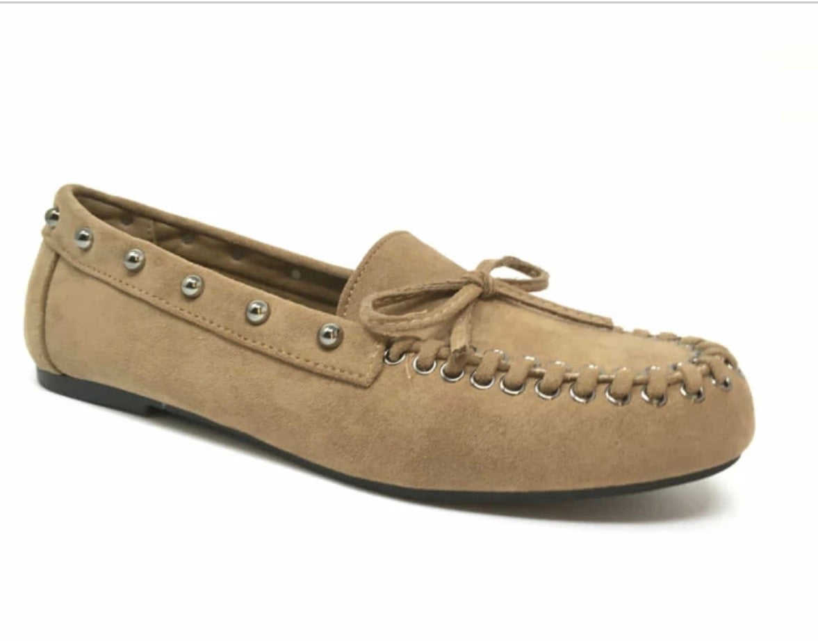 MOCASINES CON TACHAS TAUPE