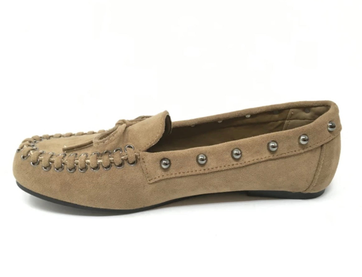MOCASINES CON TACHAS TAUPE