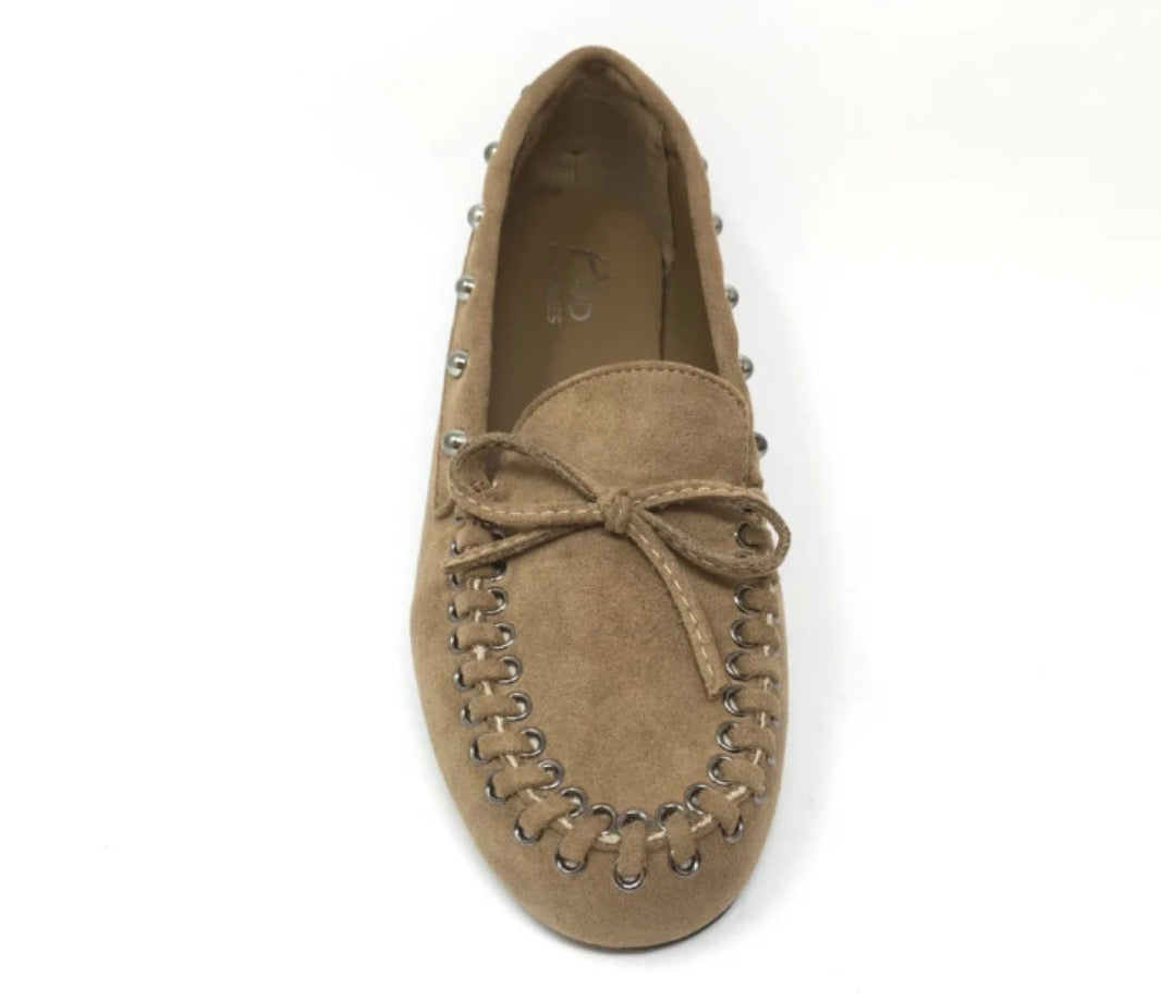 MOCASINES CON TACHAS TAUPE