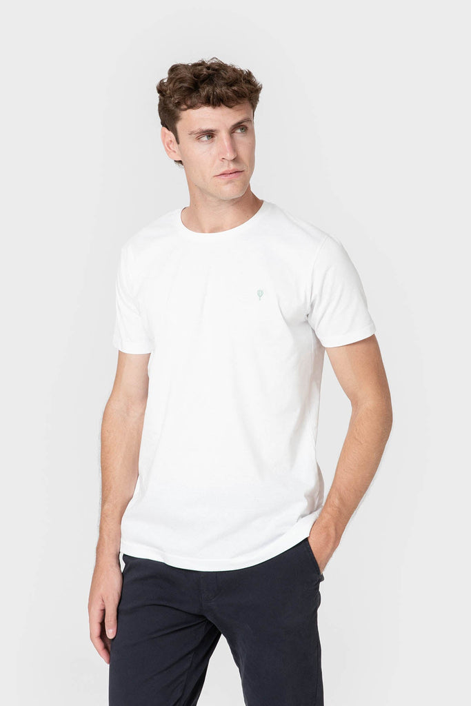 CAMISETA BÁSICA BLANCA CON GLOBO VERDE