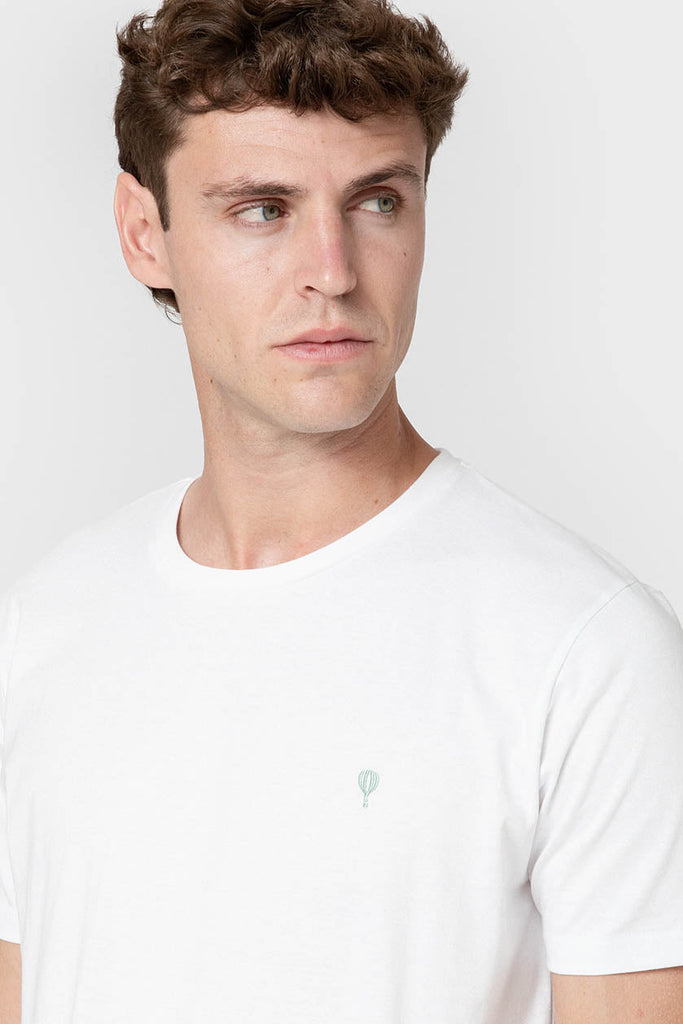 CAMISETA BÁSICA BLANCA CON GLOBO VERDE